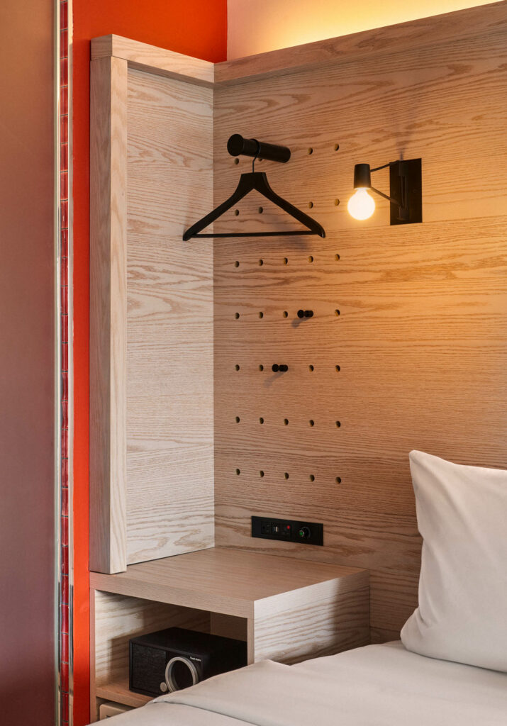 贴板系统在宾馆客房墙上