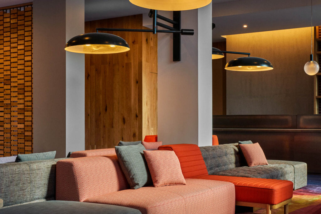 红色和灰色休息室家具嵌入灯下