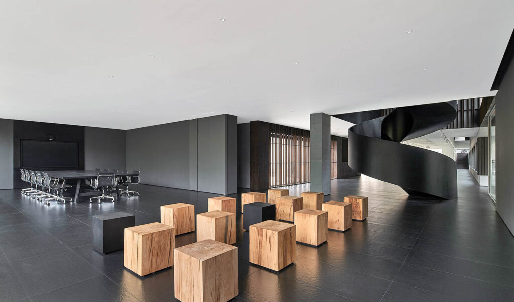 Wooden盒子提供办公接待区