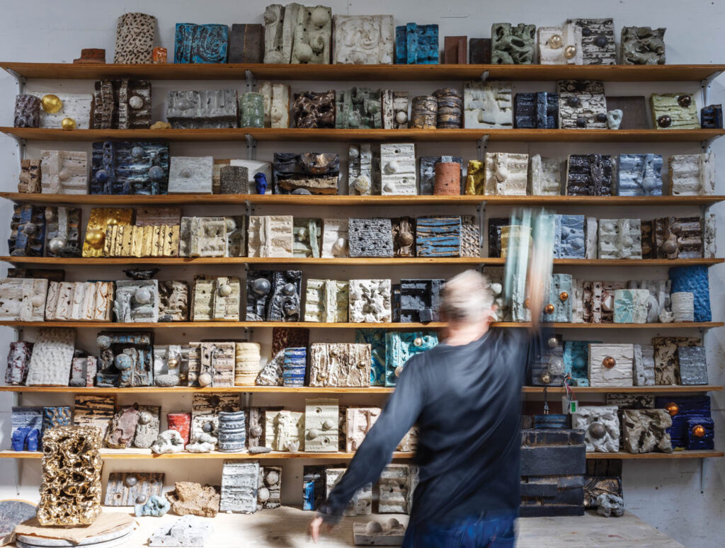 装满陶瓷玻璃测试样本的架子 Peter Lane工作室