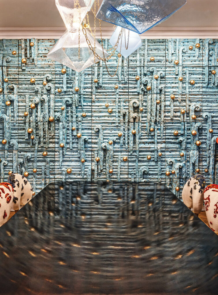 由Peter Lane在餐厅表后制作蓝墙雕像