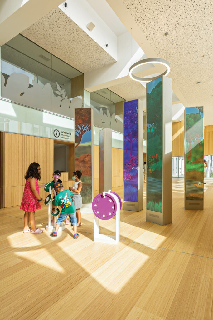 儿童交互式屏幕显示森林