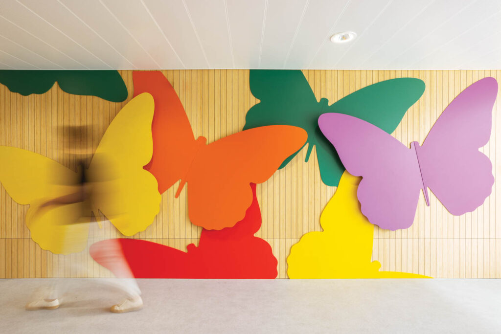 医院大厅中的蝴蝶壁画