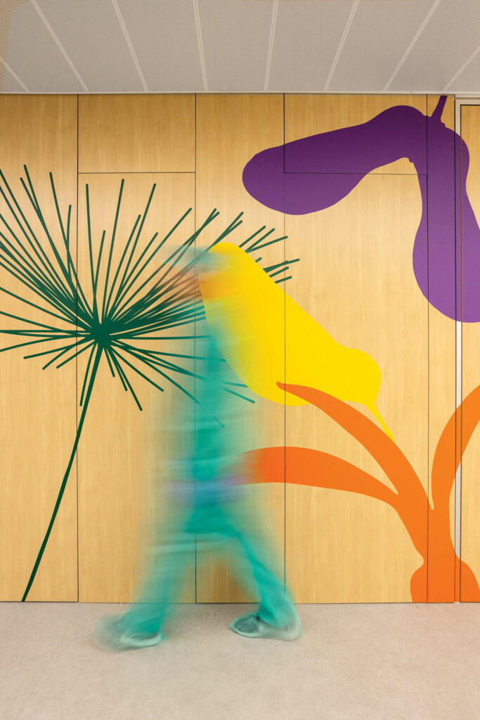 木板上画有沙漠植物