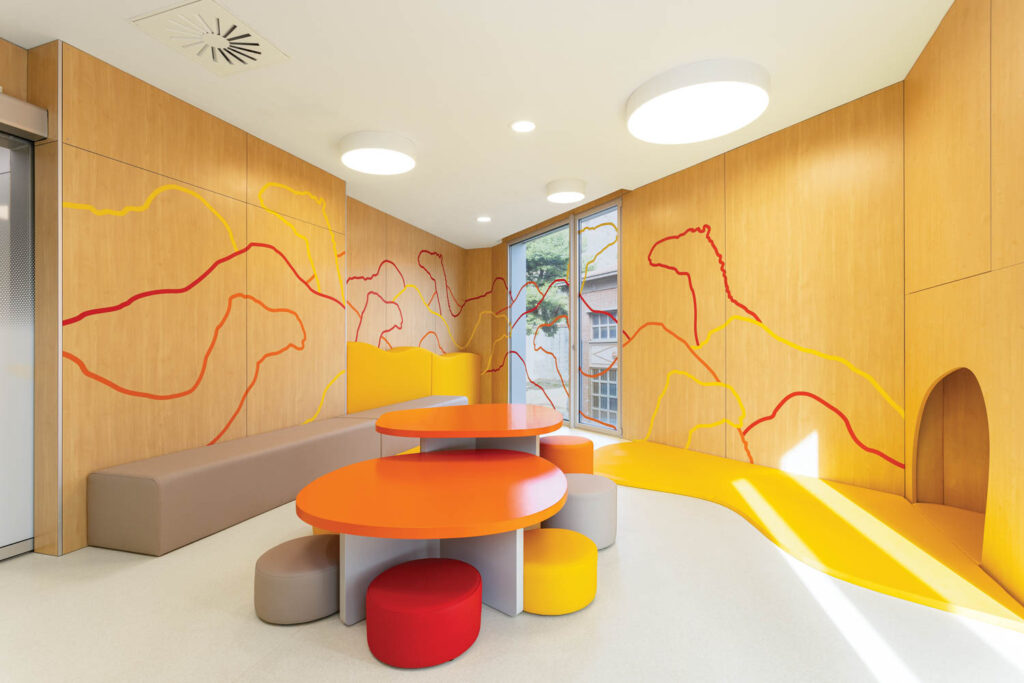 装墙的游戏室 配有骆驼轮廓