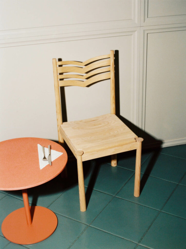 柳橙边表旁的木椅