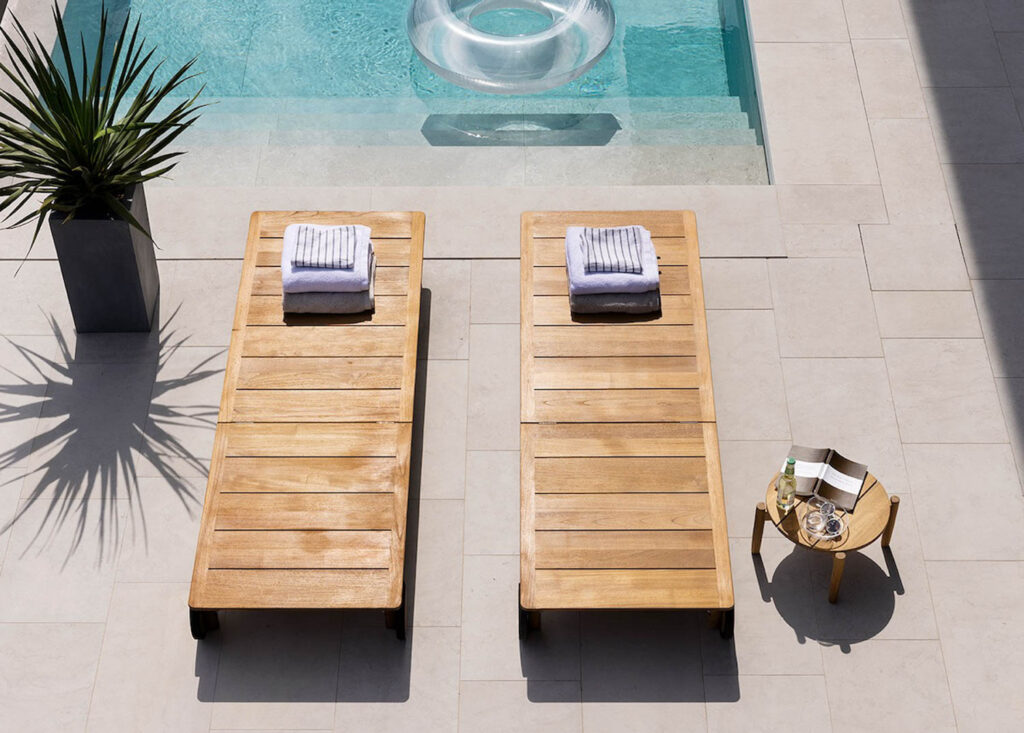 茶餐厅旁游泳池