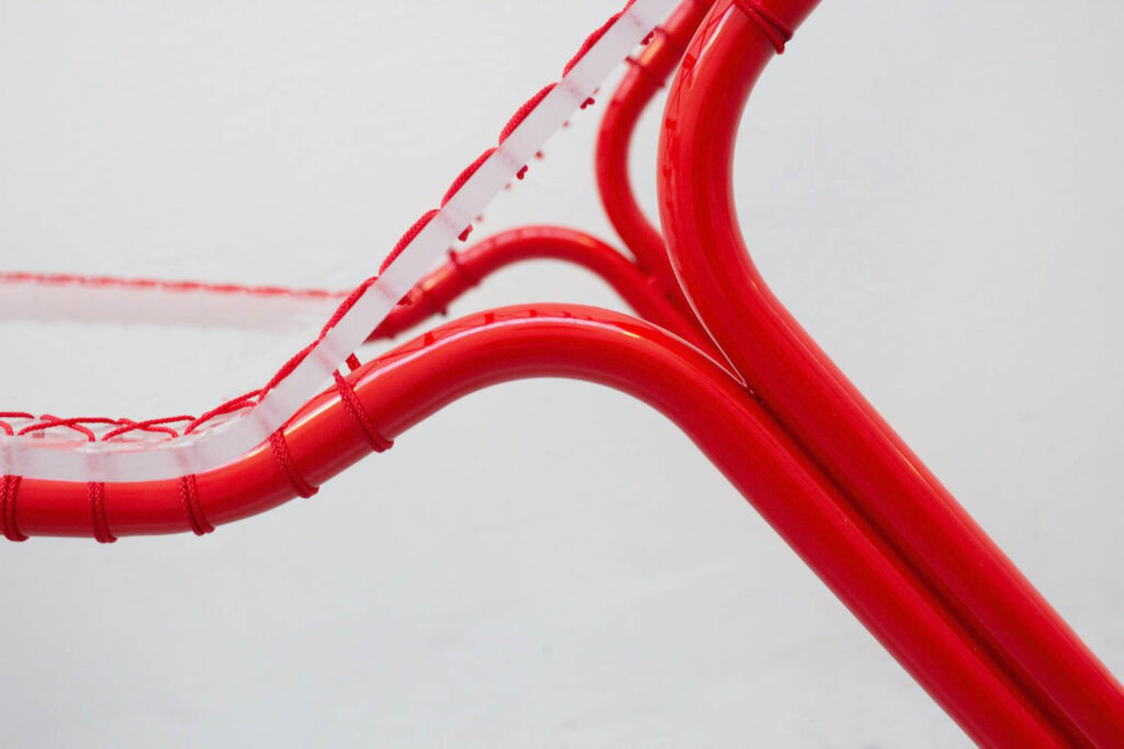 带红色修饰和透明座椅