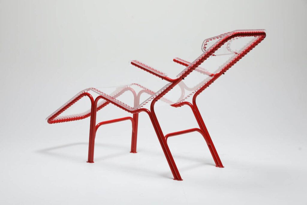 带红色修饰和透明座椅