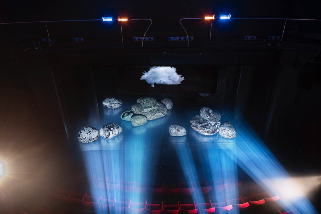 安装灯和像石子一样的座位