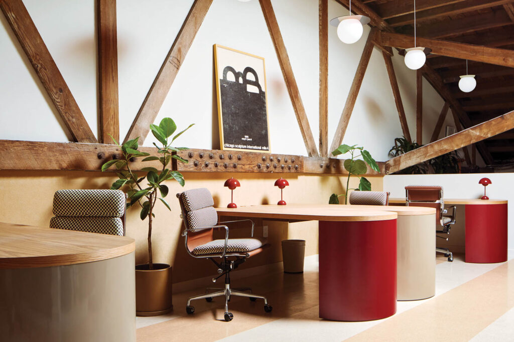 暴露木头在LA办公楼上方墙上绘制形状