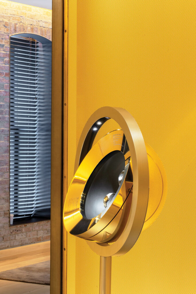 黄铜和不锈钢盒显示古代定时