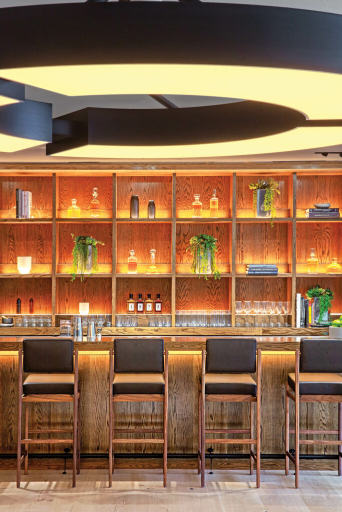 吧台内排起凳子