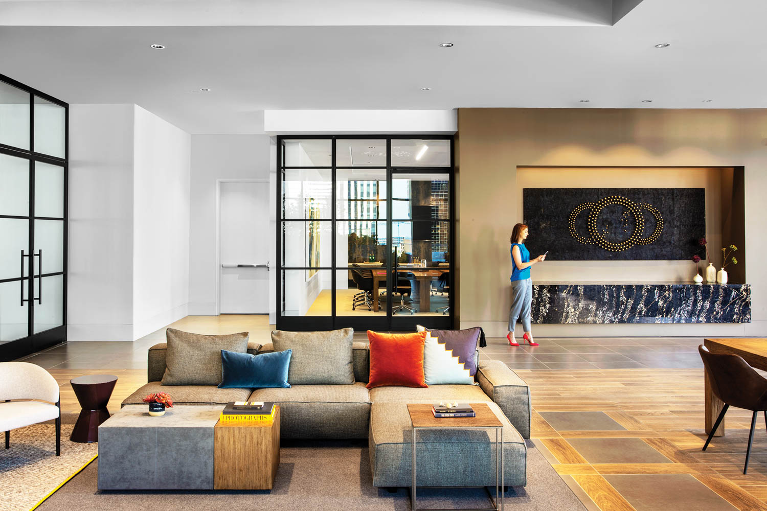 办公楼库中的沙发和咖啡表