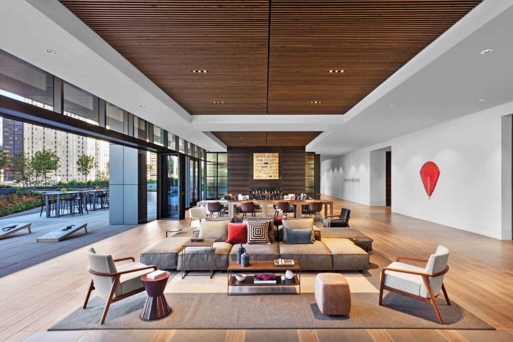 休息室玻璃墙向阳台开放