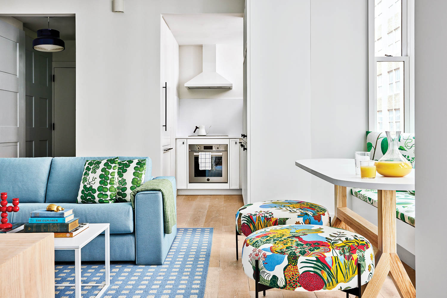 沙发床坐在酒店/酒吧客房中多色装饰