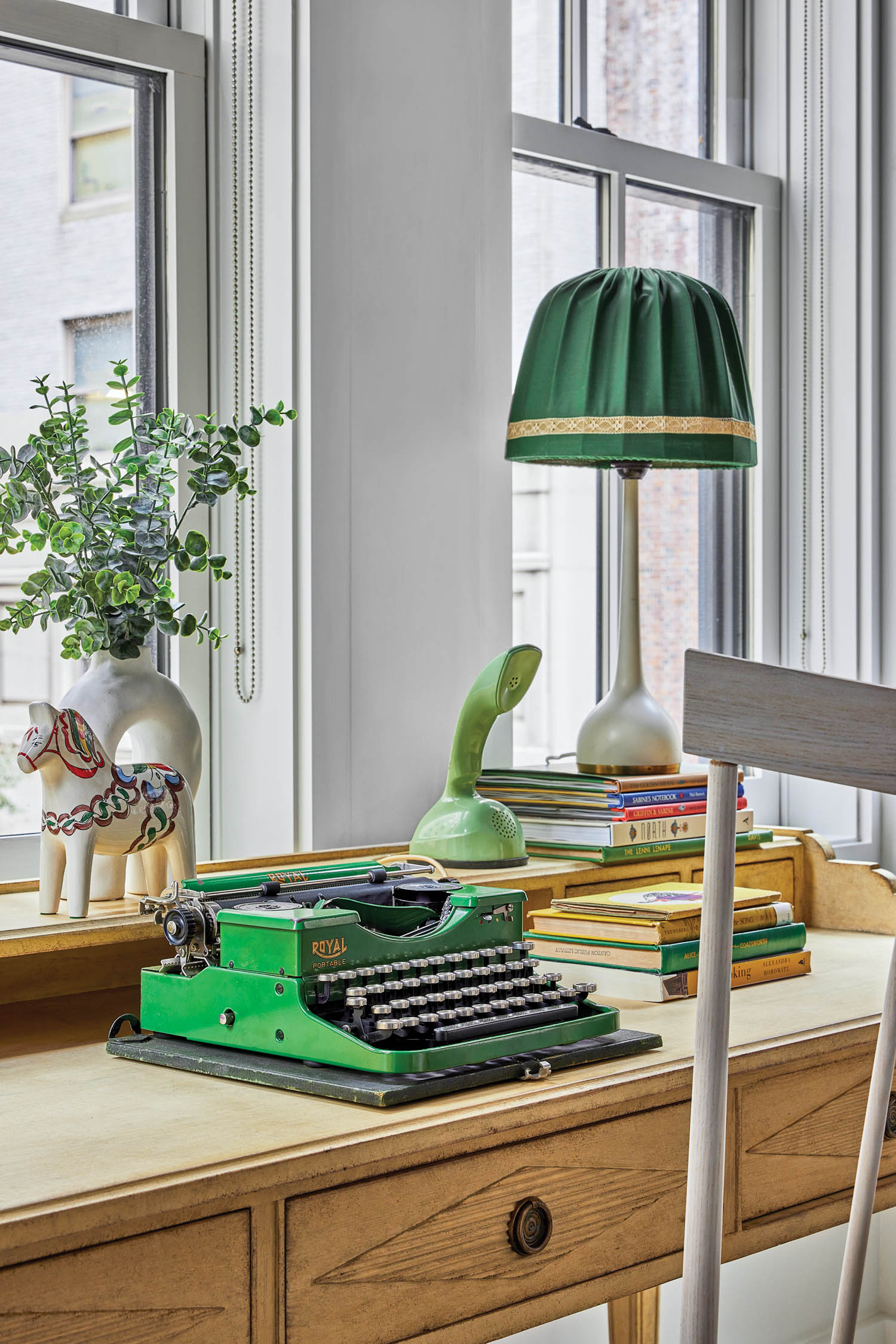 绿色1930s打字机坐在办公桌