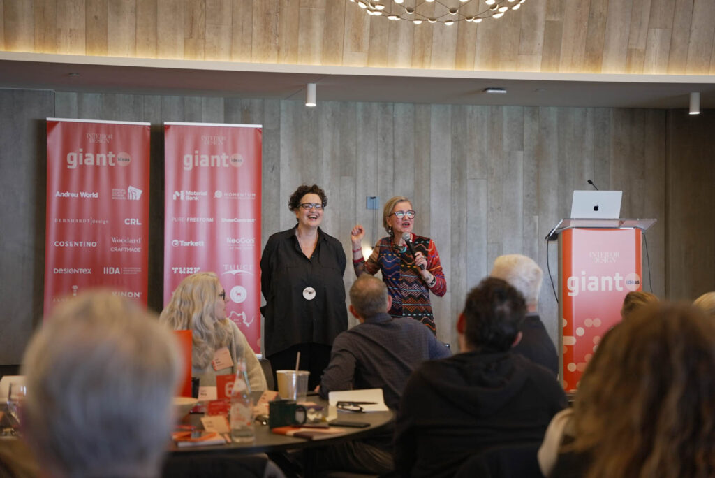 Cindy Allen站在Ayse Birsel2023巨人台