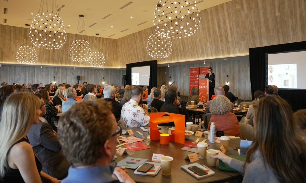 巨想参赛者聆听Cindy Allen启动