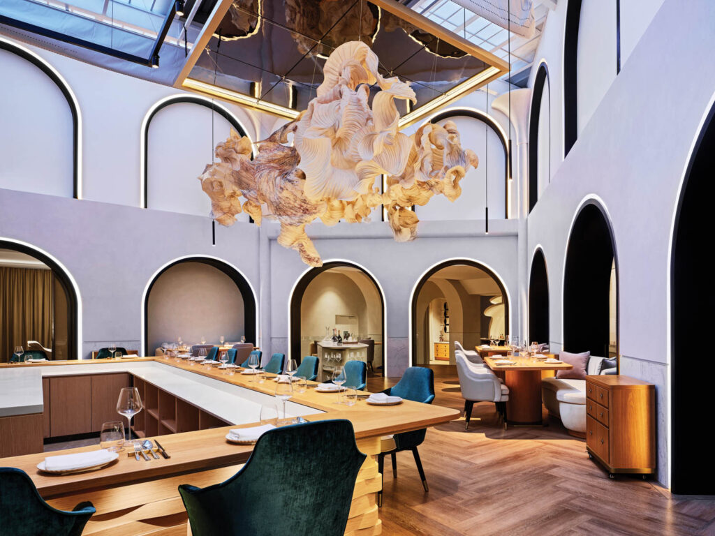 双层拱门环绕餐厅内吧