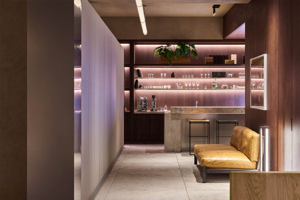 黄沙发坐在慕尼黑Holzrausch工作室咖啡吧前