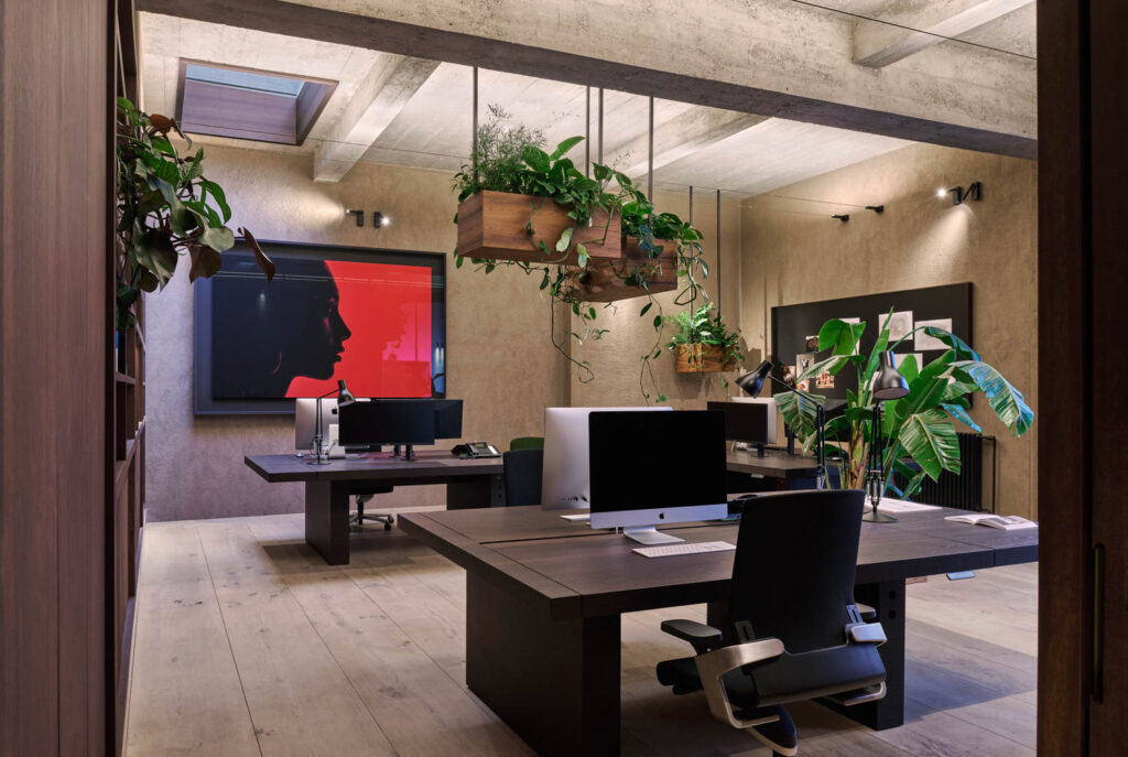 绿树种植者置身Holzrausch Studio办公桌