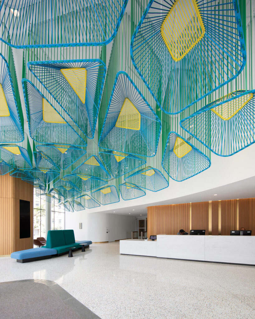 面向WMATA总部天花板显示蓝黄安装