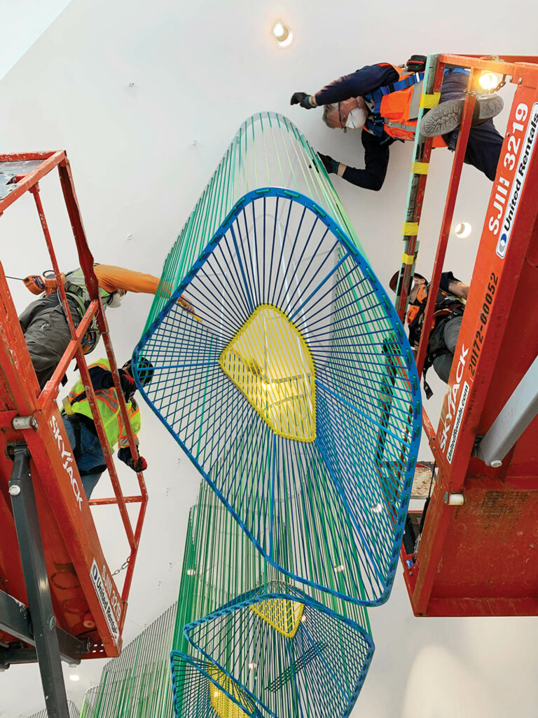 安装者对剪刀升机连接安装到大厅天花板