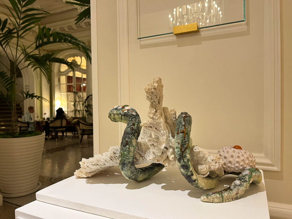 蛇形混合媒体陶瓷由Jean Boghosian制作