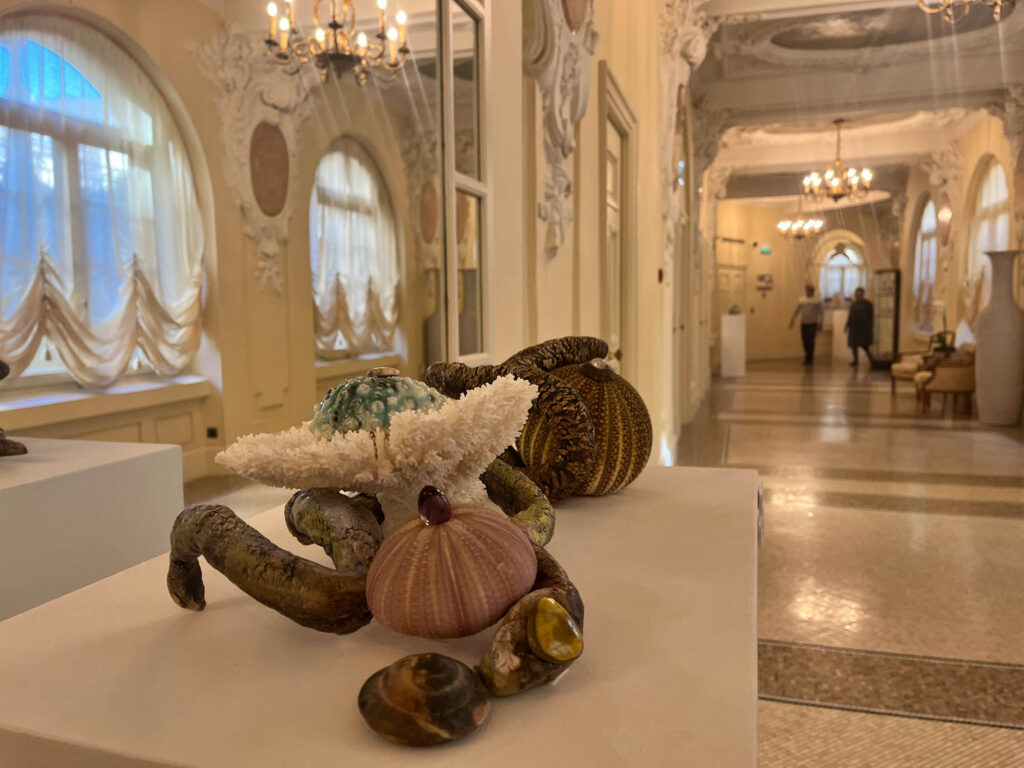 混合媒体陶瓷集合器包括蛇石