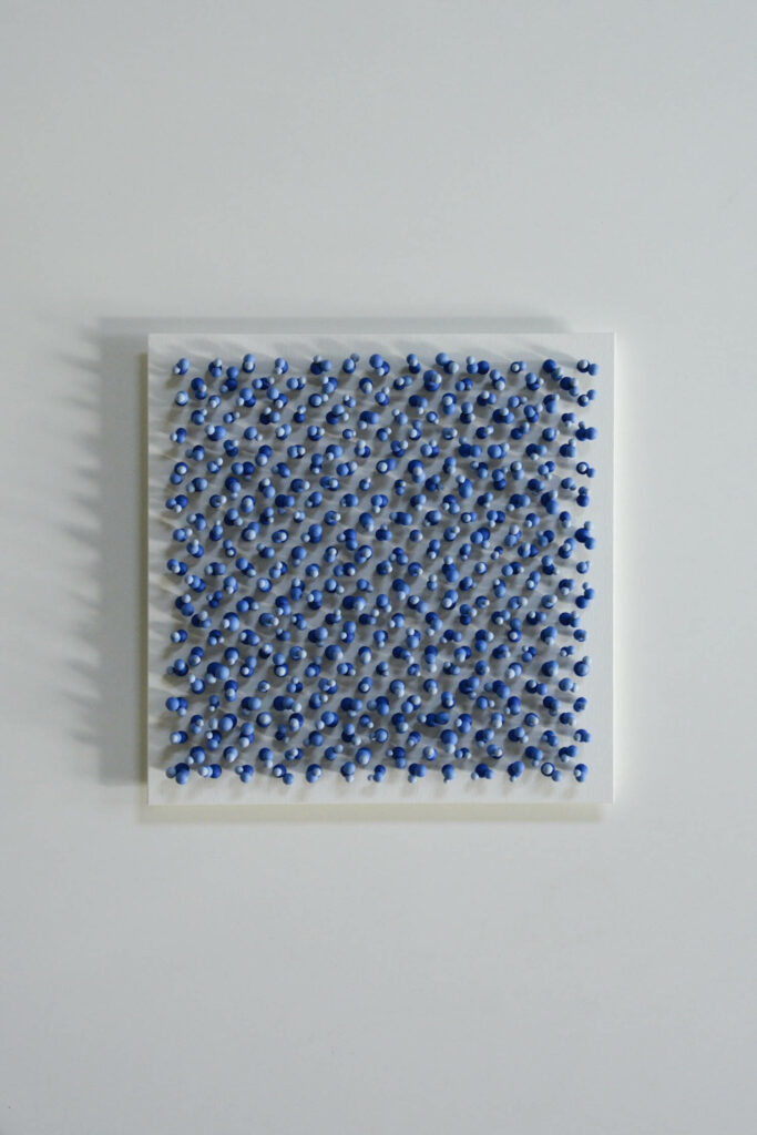 Jonne Stout多维度测法,陶瓷墙覆盖白背景和蓝纹理