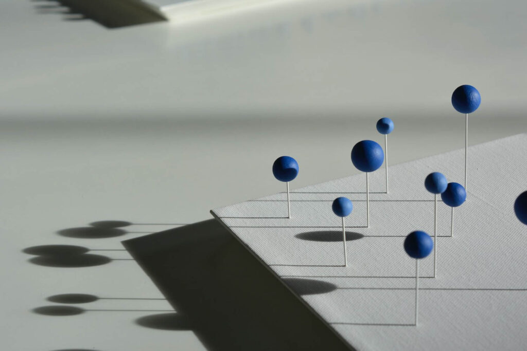 Jonne Stout对多维度详解显示瓷砖上高蓝针