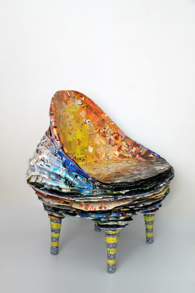 Lolly轮椅由Vadim Kibardin制作,由废弃纸板和食品打包制成