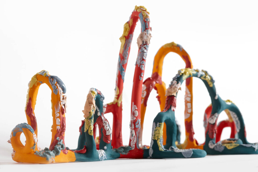 纳丁鲁斐尔石器块由曲线和亮色制成