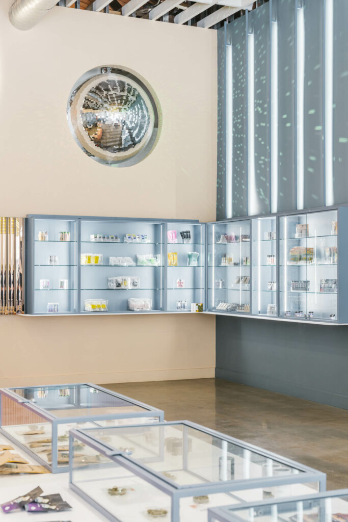 迪斯科球嵌入绿奎因药房墙