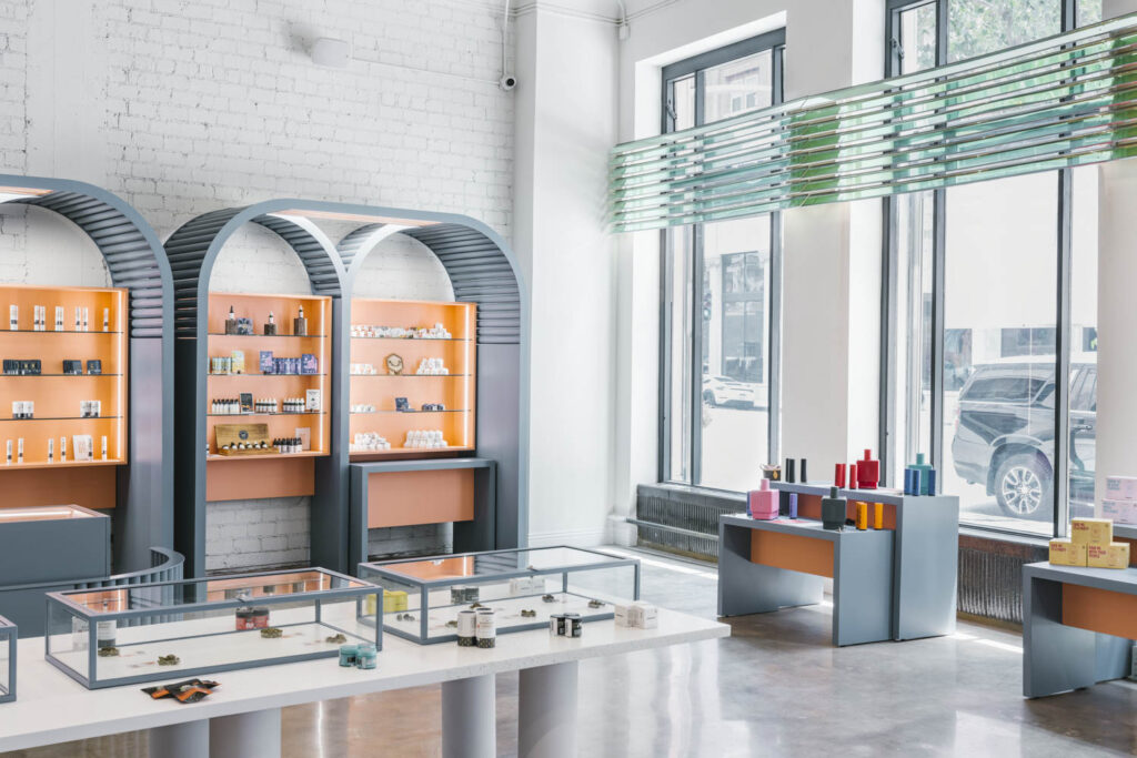 玻璃箱展示绿色Qween药房新牌