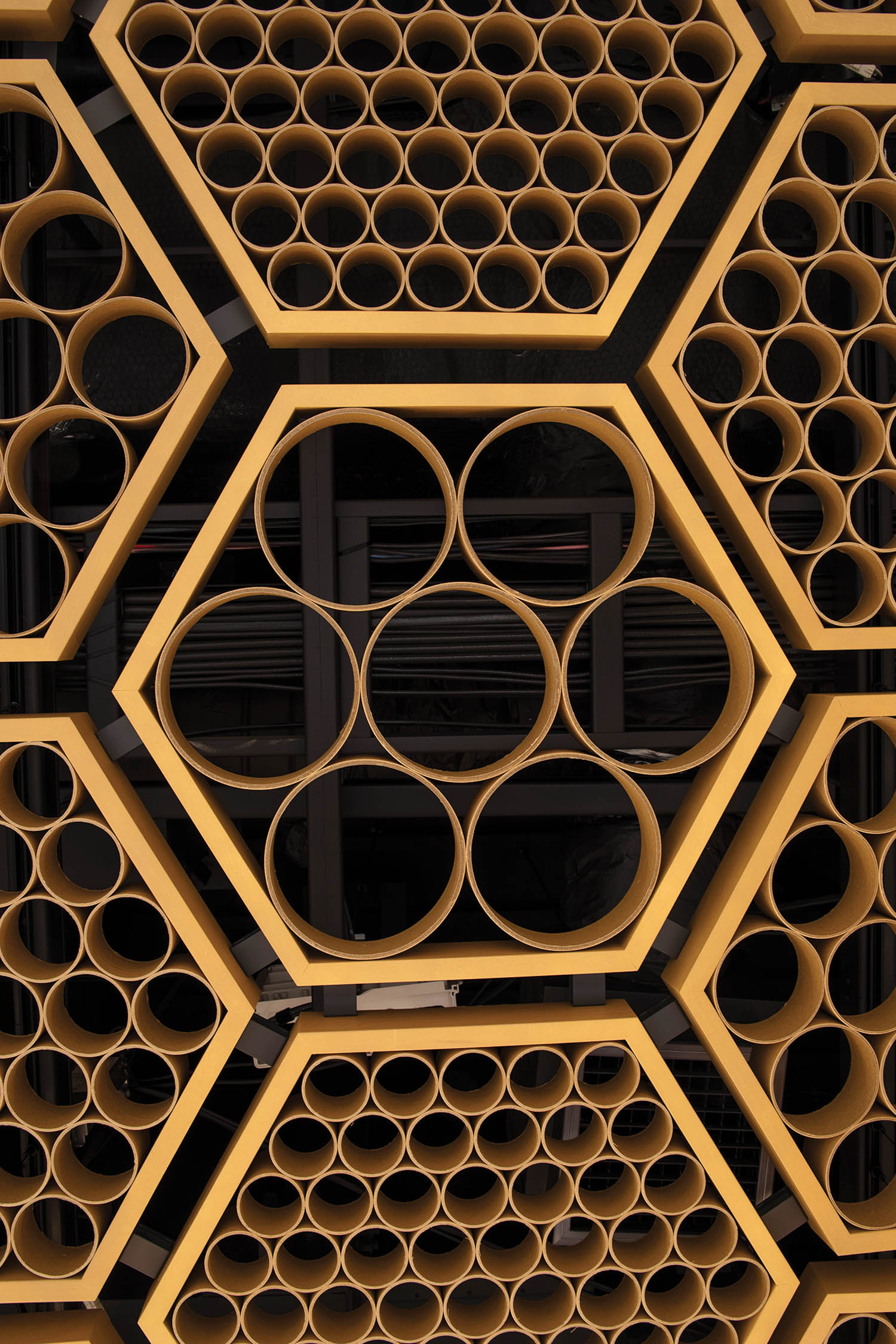 关闭由回收纸板管搭建的天花板