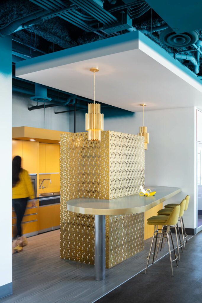 办公室破房配金叶嵌套灯和匹配黄墙和椅子