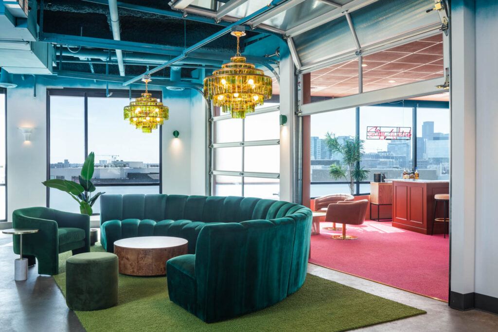 绿色沙发和天鹅绒机架仿佛70年代对话坑