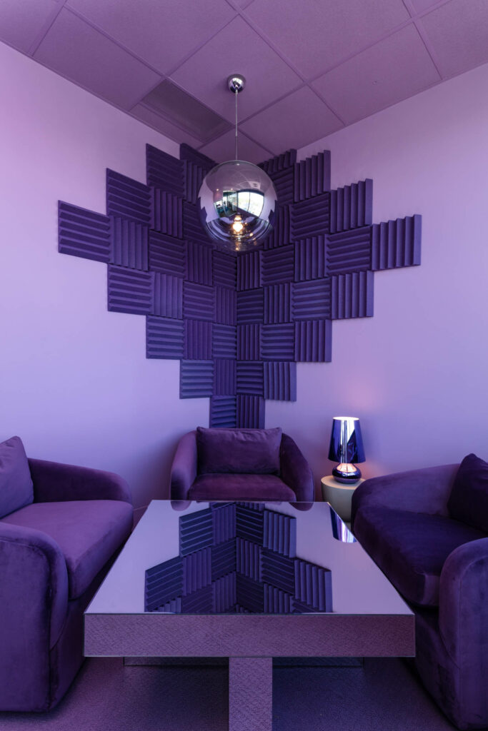 紫色会议室迪斯科球反射咖啡表