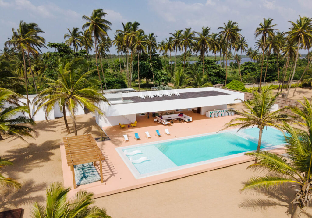 户外池塘由Tosin Oshinovo设计棕榈树包围