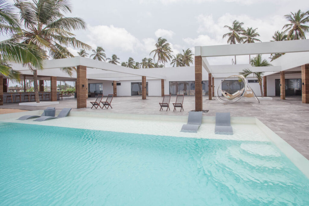 树下户外游泳池由Tosin Oshinovo设计