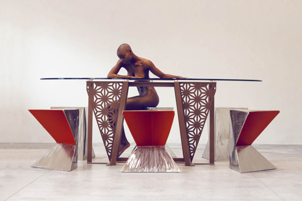 脱衣妇女坐在铁龙表旁,侧面有红色凳子