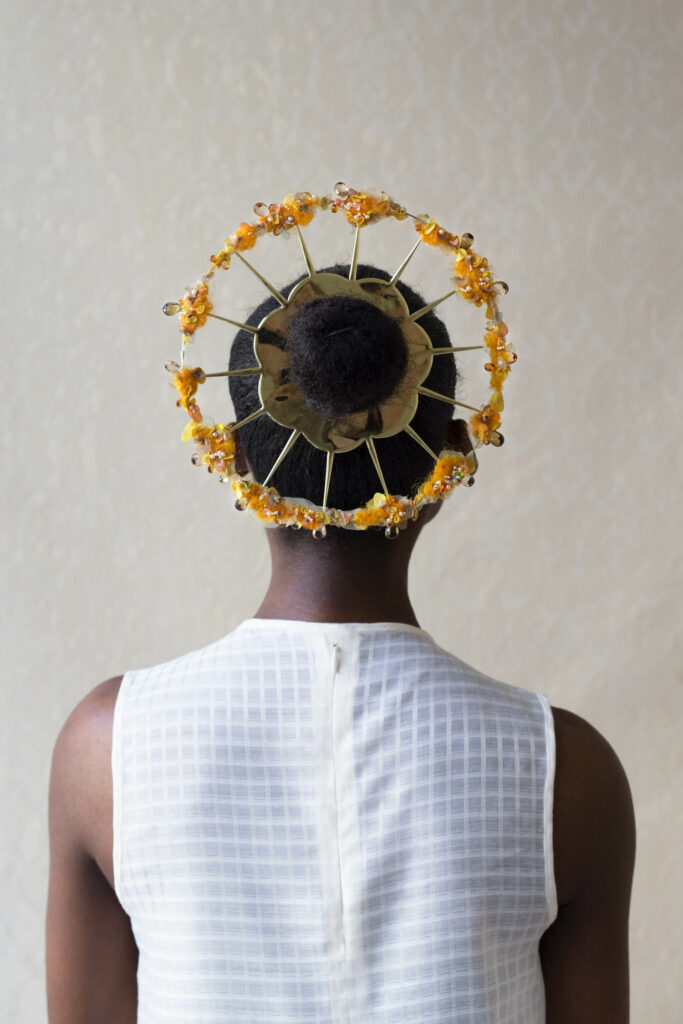 穿光环头饰的女人