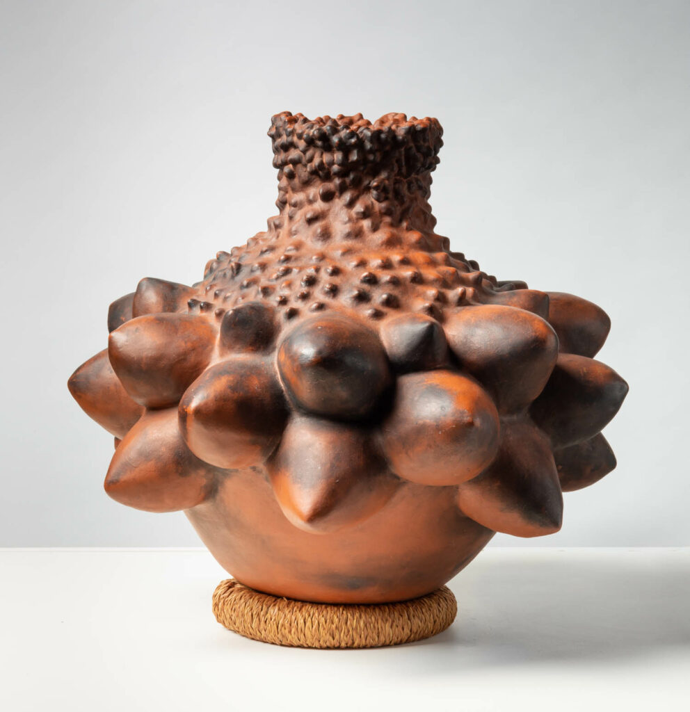 装有女性型件的石器容器