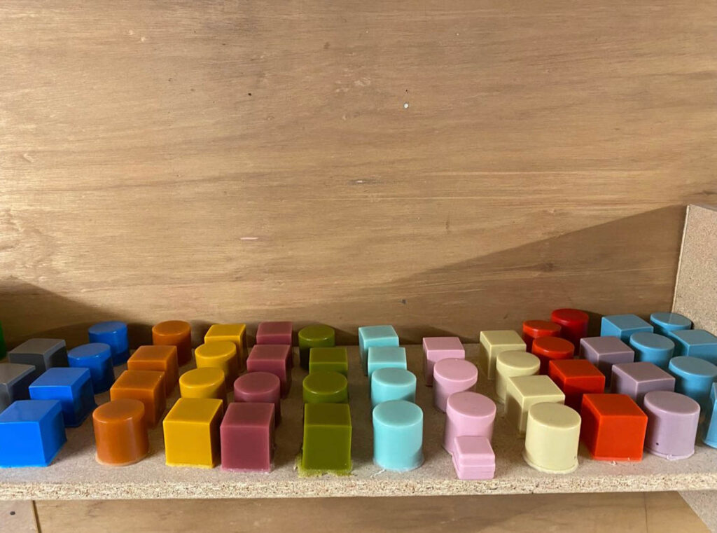 彩虹龙头立方体和圆柱体