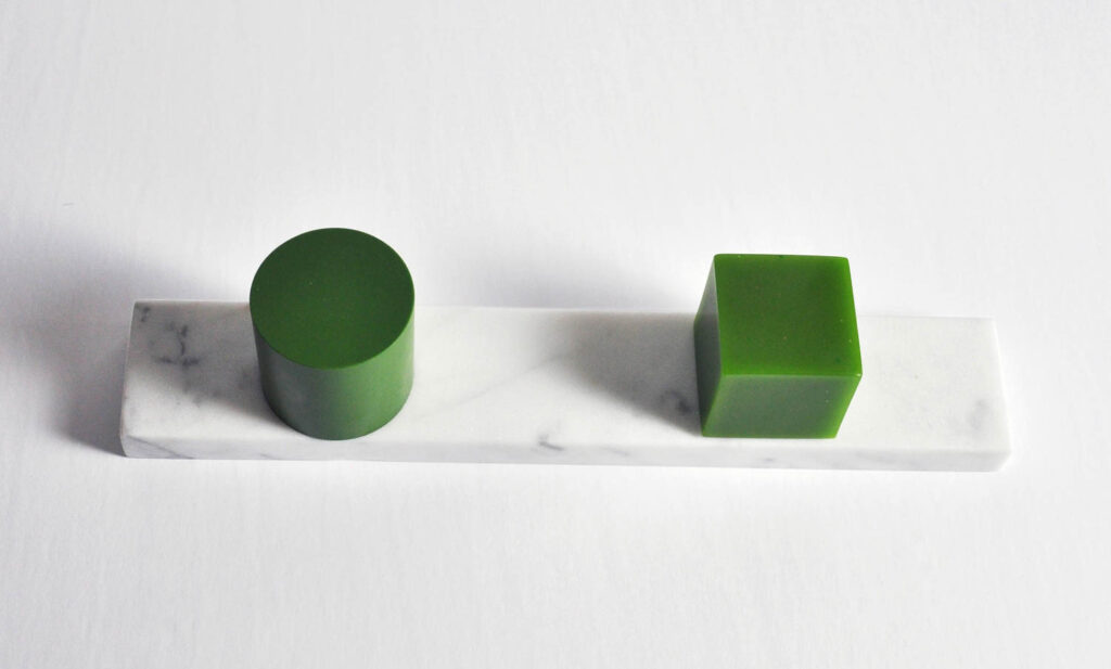 绿色圆柱水龙头接头匹配绿色立方