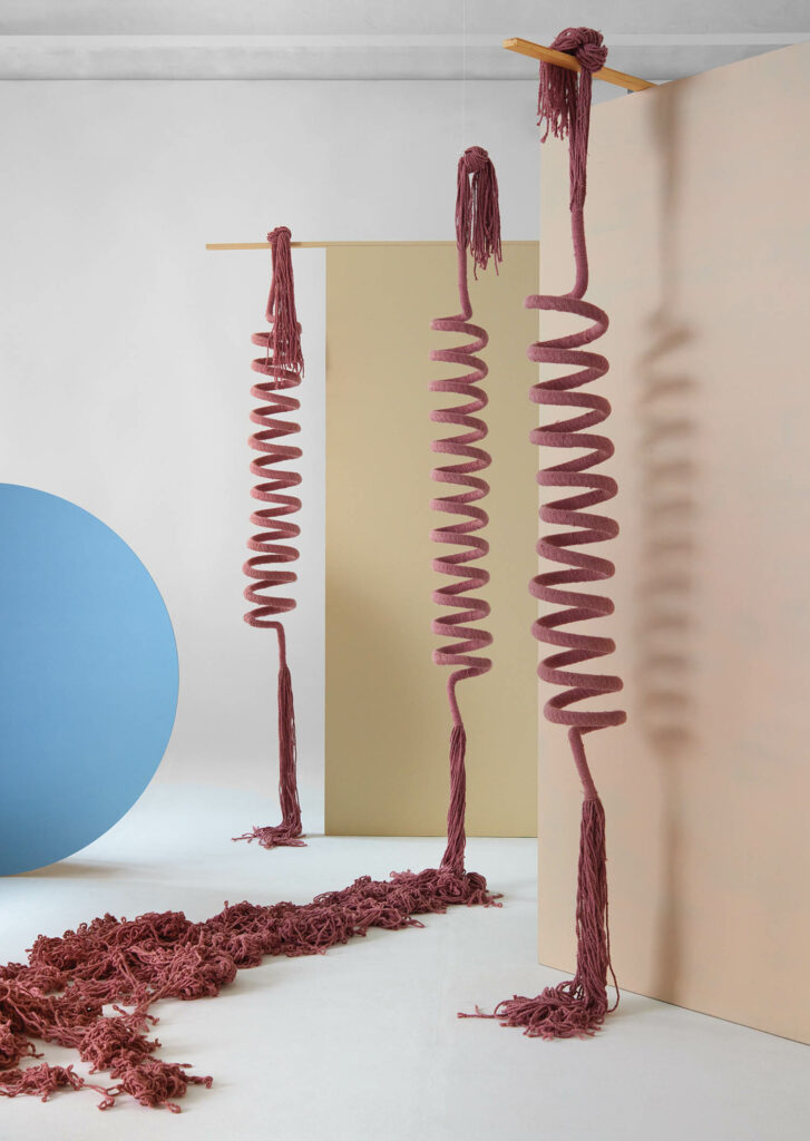 三螺旋羊毛片像树枝从天花板悬起