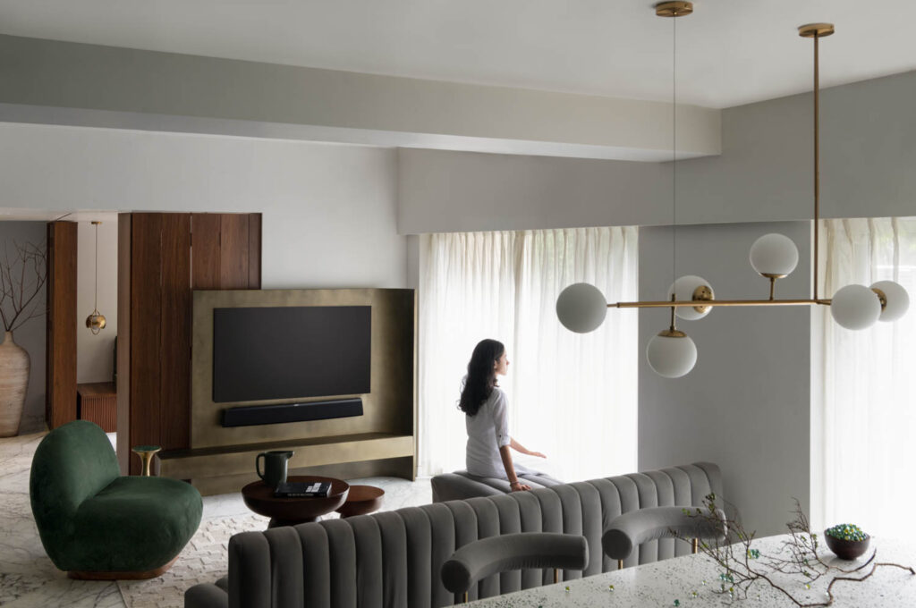 孟买公寓客厅中流水沙发绿臂椅