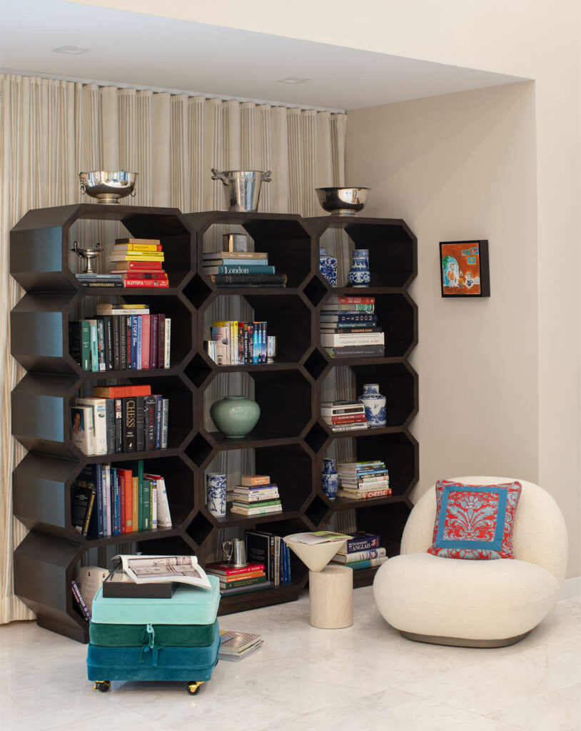 最大化装饰器中包括黑书架和曲线架和加什无臂椅